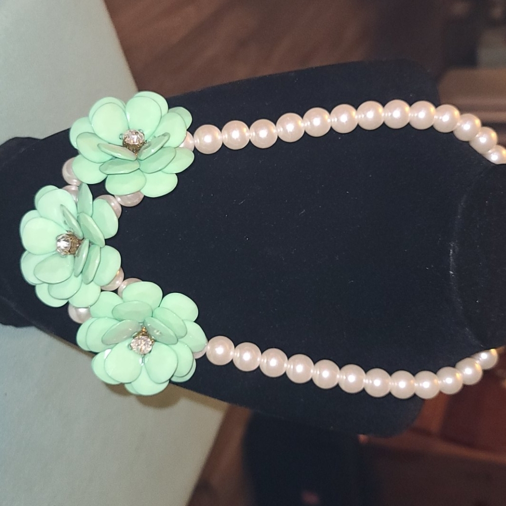 Mint flower diamond centered pearl necklace